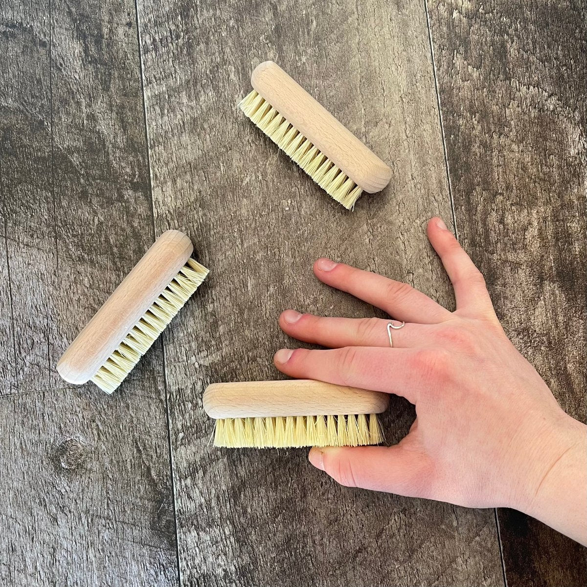 Brosse en bois à ongles  - Sans plastique et fibres naturelles - Image 3