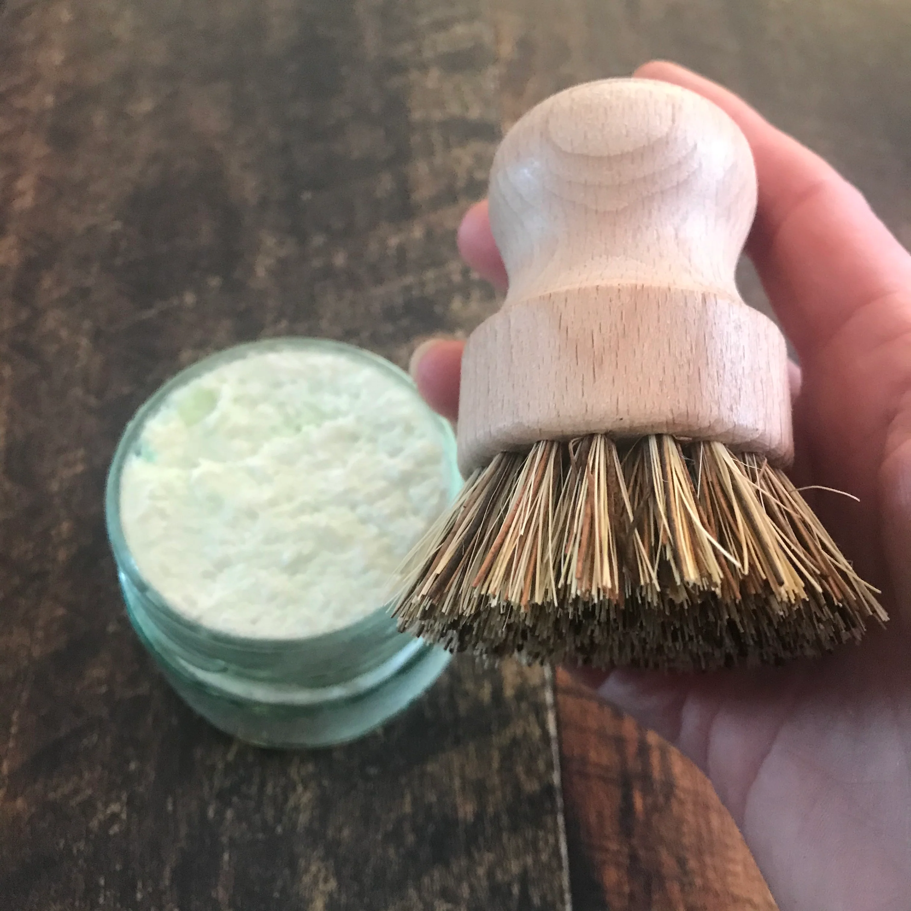 Brosse en bois à récurer - Pommeau sans plastique et fibres naturelles