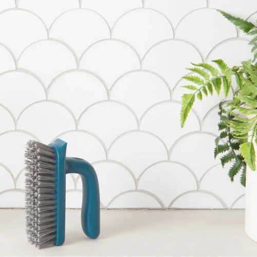 Brosse à récurer écologique : Poignée en filets de pêche recyclés